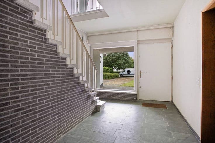 Exclusive renovation project: spacious villa in a prime loca