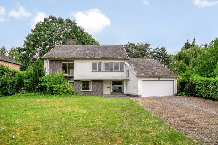 Exclusive renovation project: spacious villa in a prime loca