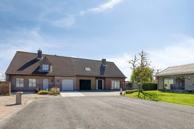 Zeer ruime halfopen woning met zonnige tuin in rustige wo...