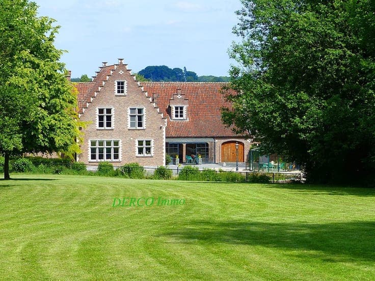class villa with OFFICES or granny flat on 12.700 m2 plot