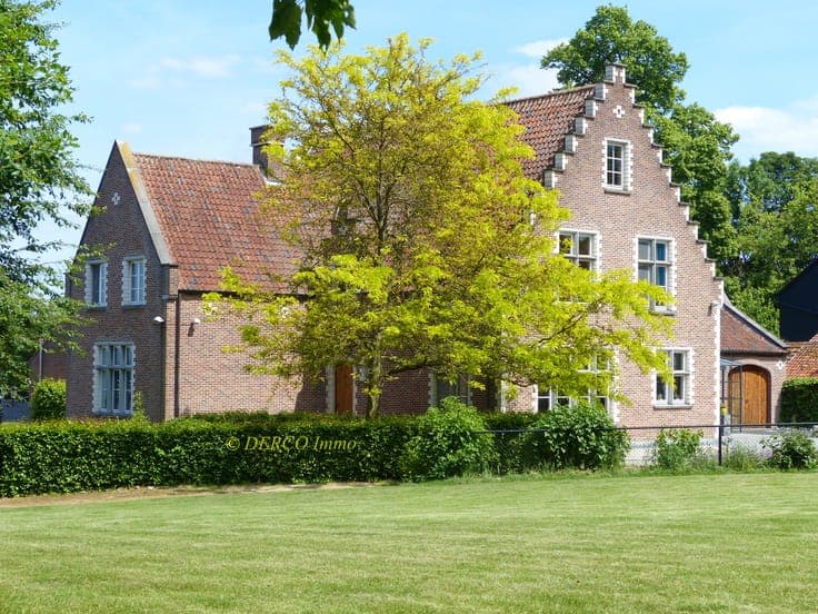 class villa with OFFICES or granny flat on 12.700 m2 plot
