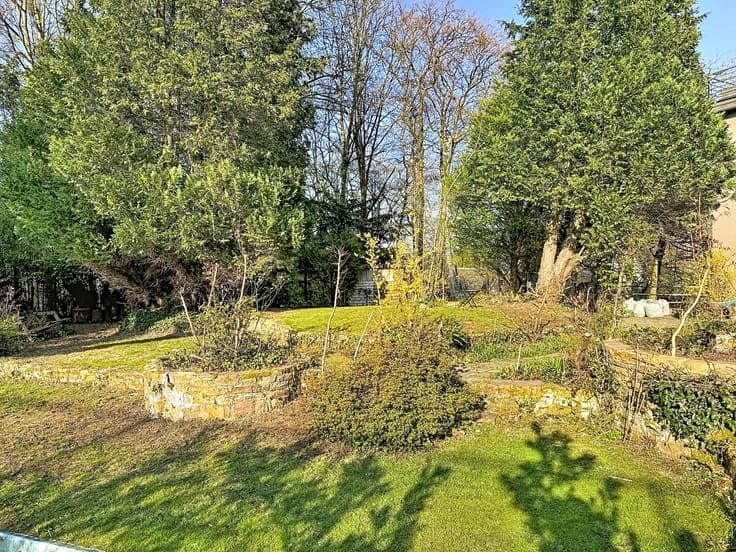 Beautiful house (approx. 100 sq. m.) with a spacious, tree-l