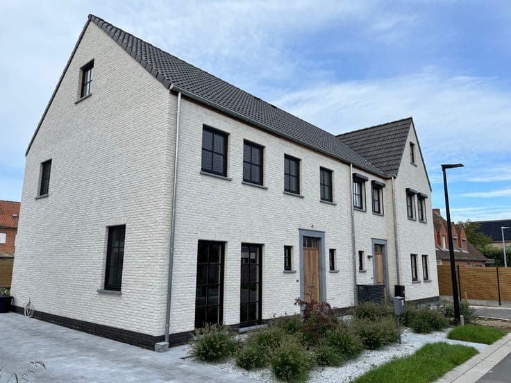 Laatste 2 afgewerkte nieuwbouwwoningen – vrij bij akte