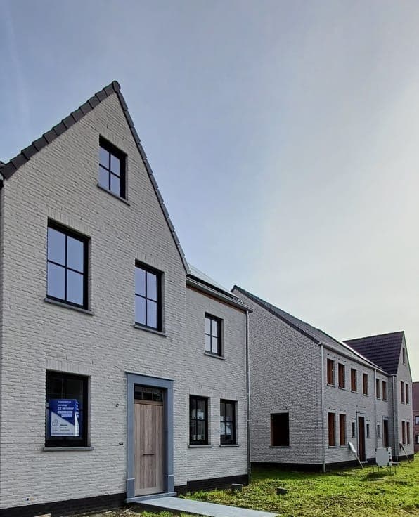Laatste 2 afgewerkte nieuwbouwwoningen – vrij bij akte