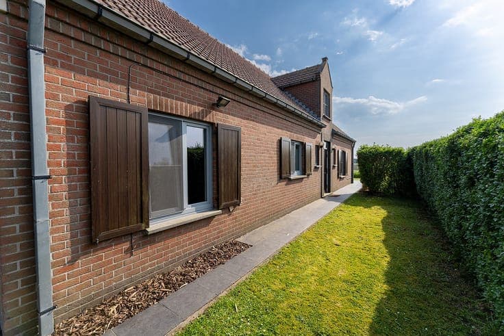 Zeer ruime woning op een perceel van 1000m² met dubbele g...