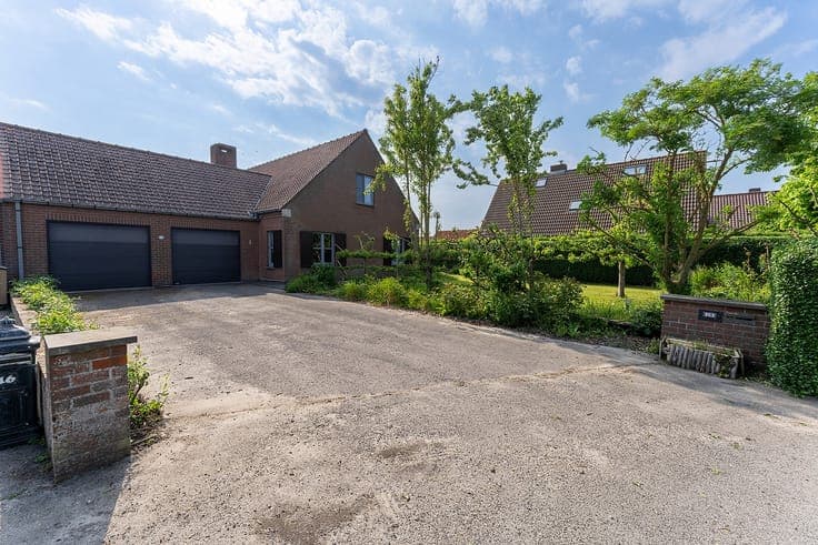 Zeer ruime woning op een perceel van 1000m² met dubbele g...