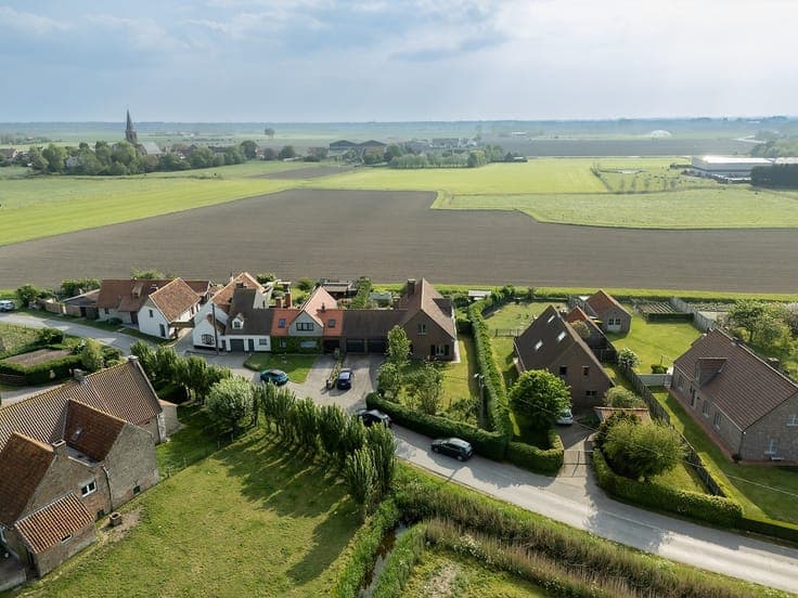 Zeer ruime woning op een perceel van 1000m² met dubbele g...