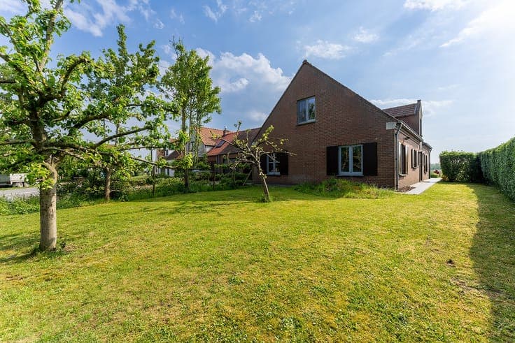 Zeer ruime woning op een perceel van 1000m² met dubbele g...