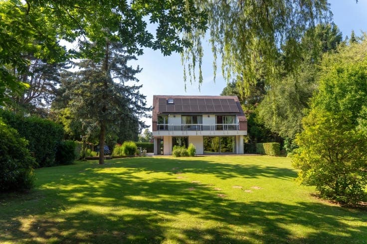 Spacious and light-filled architect-designed villa on ± 22a