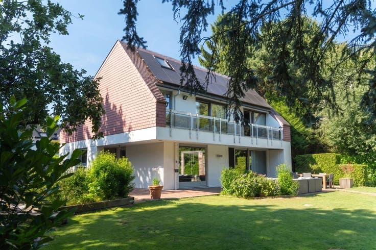 Spacious and light-filled architect-designed villa on ± 22a
