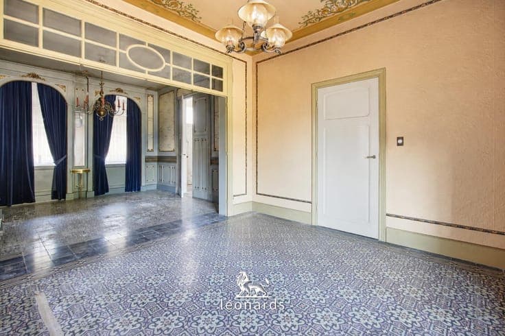 Super interesting renovation project with warehouse