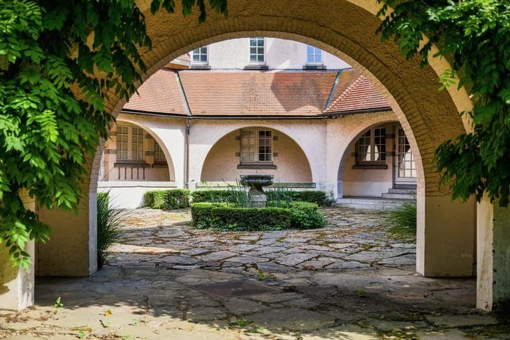 Molière-Brugmann: Exceptional property in a park of 6000 sqm
