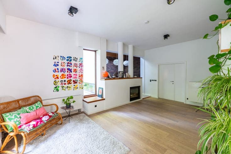 A '70s villa with a touch of brutalism and a woodland garden