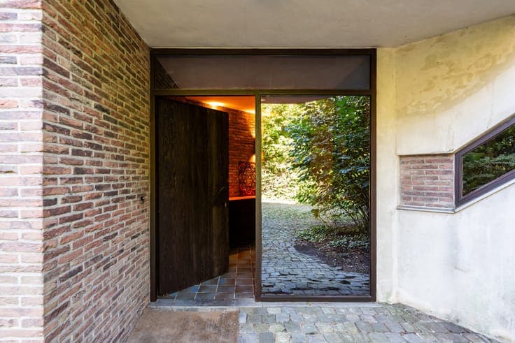 A '70s villa with a touch of brutalism and a woodland garden