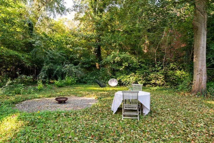 A '70s villa with a touch of brutalism and a woodland garden