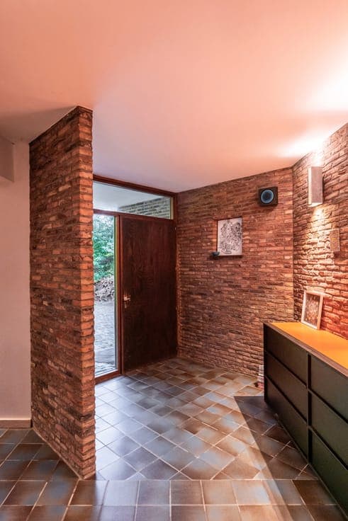 A '70s villa with a touch of brutalism and a woodland garden