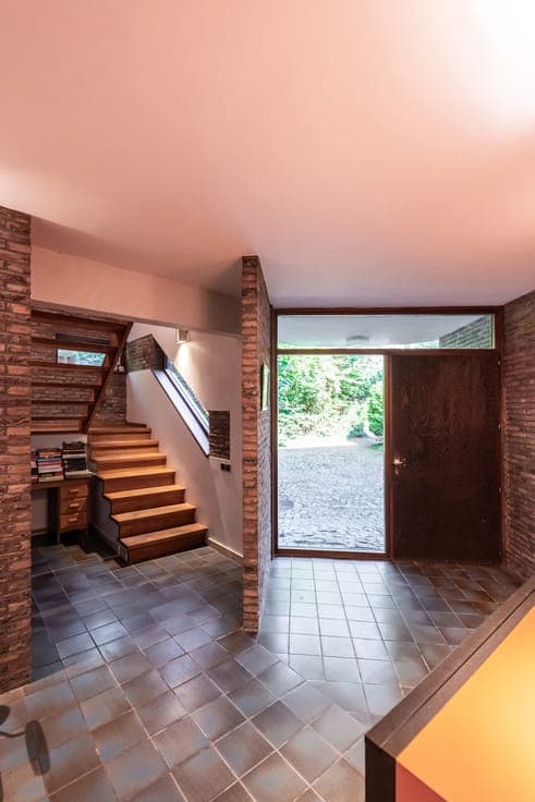 A '70s villa with a touch of brutalism and a woodland garden