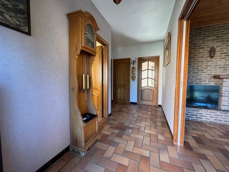 Villa of +/-90m 2, hall, séj, cuis, 2 bedrooms, SDD and gara