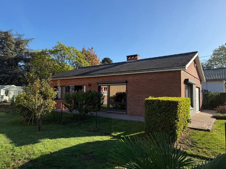 Villa of +/-90m 2, hall, séj, cuis, 2 bedrooms, SDD and gara
