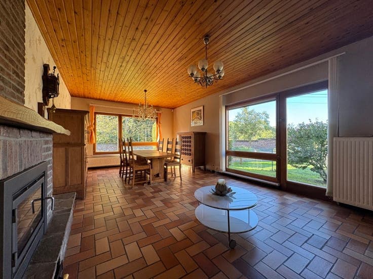 Villa of +/-90m 2, hall, séj, cuis, 2 bedrooms, SDD and gara