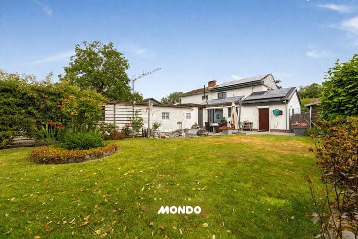Semi-detached house in a prime location!