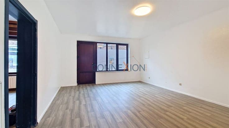 Spacious 3-front house with building plot
