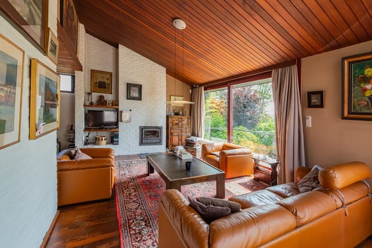 Charming villa on 22 ares with open views
