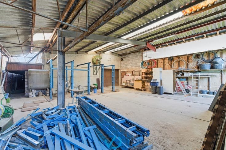 Opbrengsteigendom met 17 garages en loods met koer nabij ...