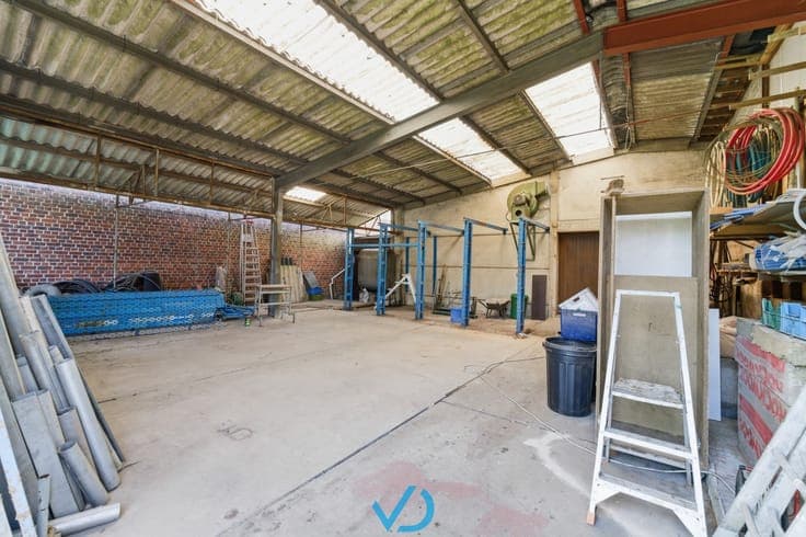 Opbrengsteigendom met 17 garages en loods met koer nabij ...