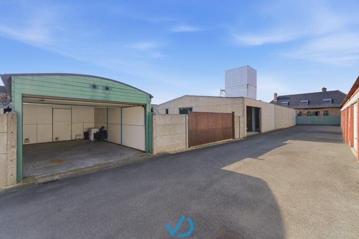 Opbrengsteigendom met 17 garages en loods met koer nabij ...
