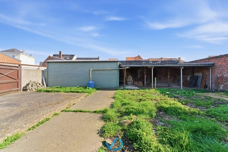 Opbrengsteigendom met 17 garages en loods met koer nabij ...
