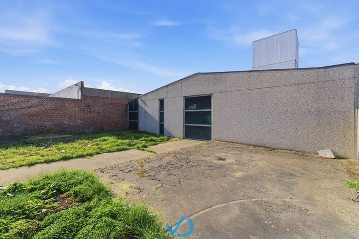 Opbrengsteigendom met 17 garages en loods met koer nabij ...