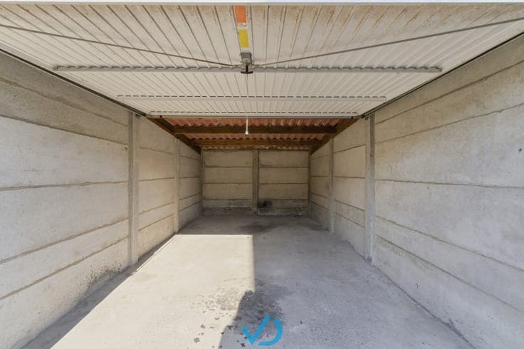 Opbrengsteigendom met 17 garages en loods met koer nabij ...