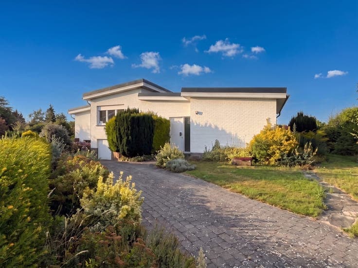 Villa d'architecte 5 ch, partie pro et joli jardin