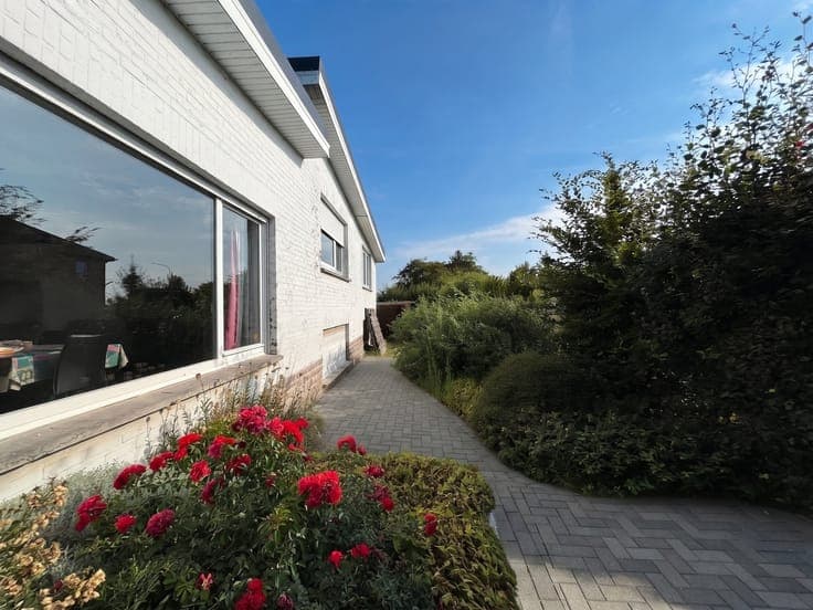 Villa d'architecte 5 ch, partie pro et joli jardin