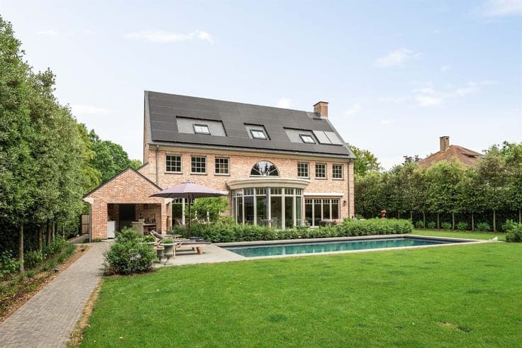 Completely renovated villa with pool and outbuilding