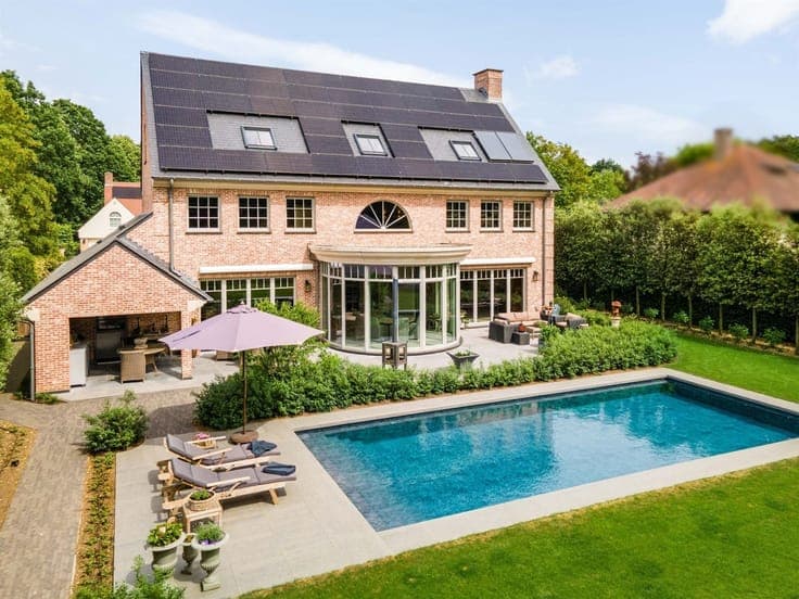 Completely renovated villa with pool and outbuilding
