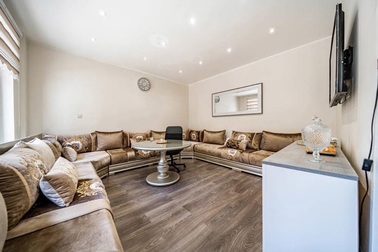2-bedroom single-family house with rooftop terrace
