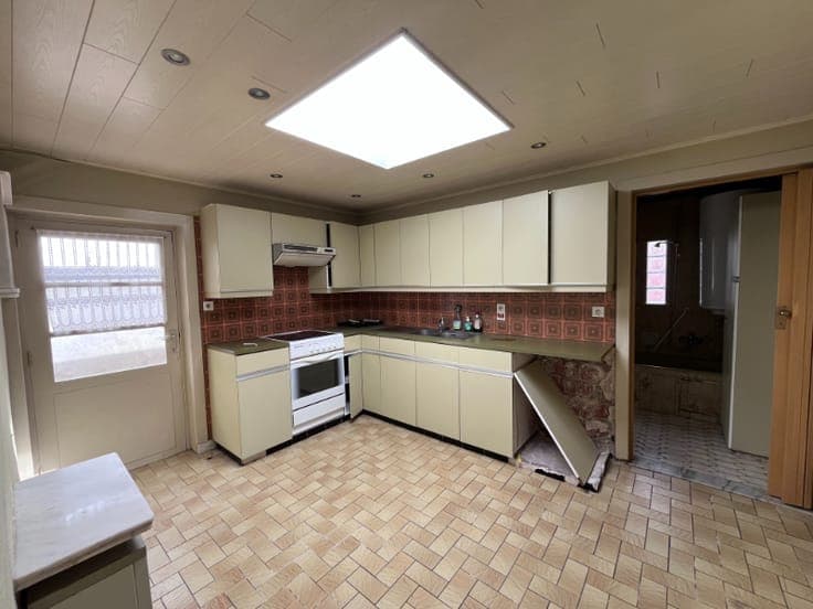Totaal te renoveren woning op gunstige ligging in Brakel