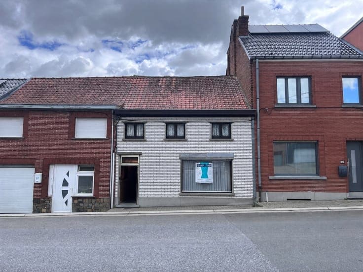Totaal te renoveren woning op gunstige ligging in Brakel