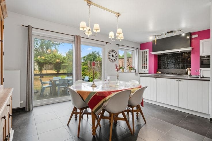 Ready-to-move-in family home with 3 bedrooms with large att…