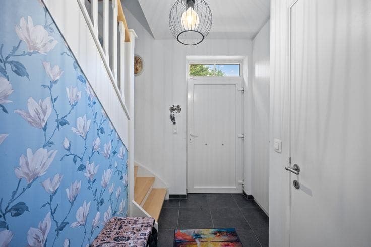 Ready-to-move-in family home with 3 bedrooms with large att…