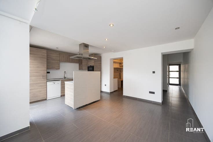Renovated HOB with 5 bedrooms, practice and deep garden