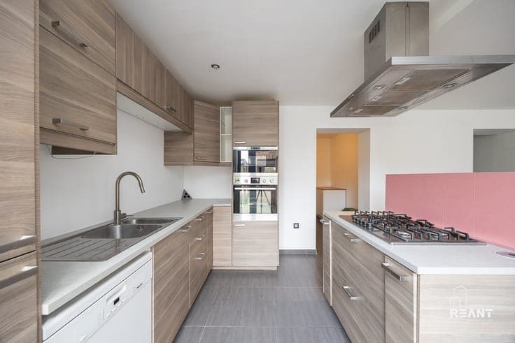Renovated HOB with 5 bedrooms, practice and deep garden