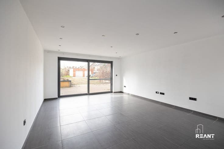 Renovated HOB with 5 bedrooms, practice and deep garden