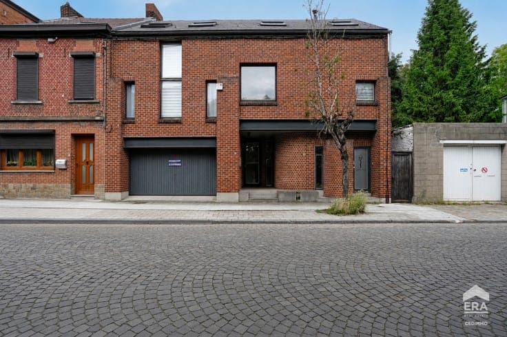 PROPERTY COMPRISING TWO HOUSES + COMMERCIAL PREMISES!