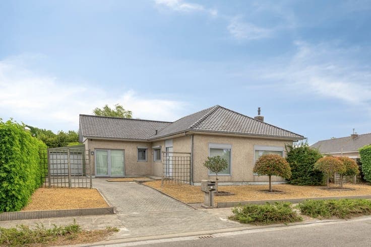 INSTAPKLARE BUNGALOW MET 3 SLPKS, GARAGE & TUIN