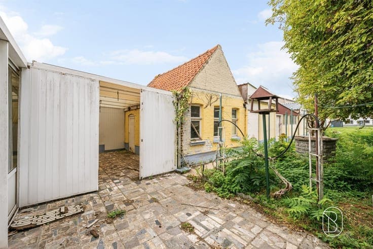 "Three-sided" house - large garage