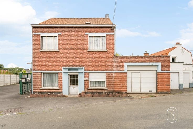 "Three-sided" house - large garage