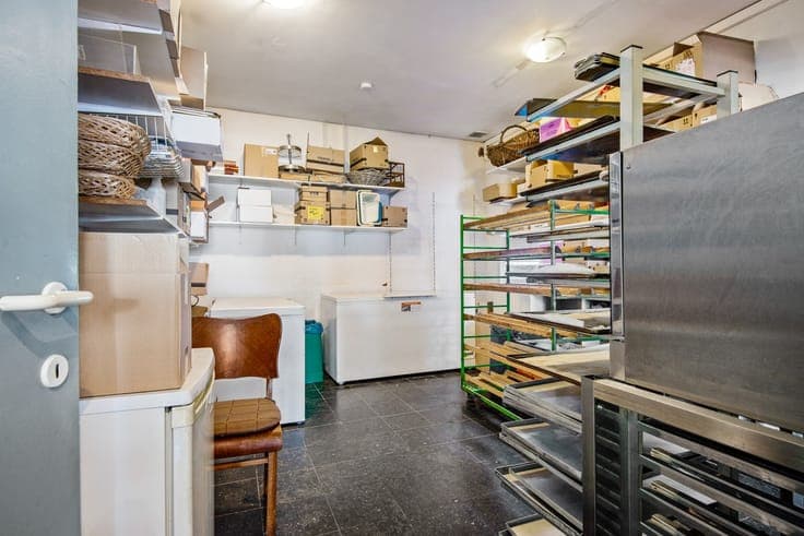 Handelshuis met ruime woning en zwembad te Koningshooikt